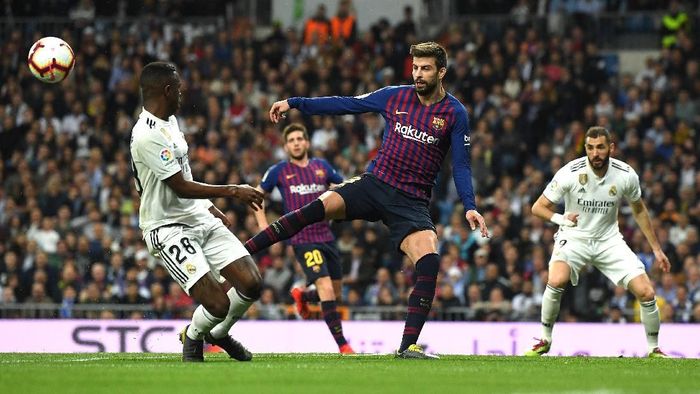 Gerard Pique menanggapi keluhan Real Madrid soal perbedaan waktu istirahat dengan Barcelona jelang El Clasico (Foto: David Ramos/Getty Images) Gerard Pique menanggapi keluhan Real Madrid soal perbedaan waktu istirahat dengan Barcelona jelang El Clasico (Foto: David Ramos/Getty Images)