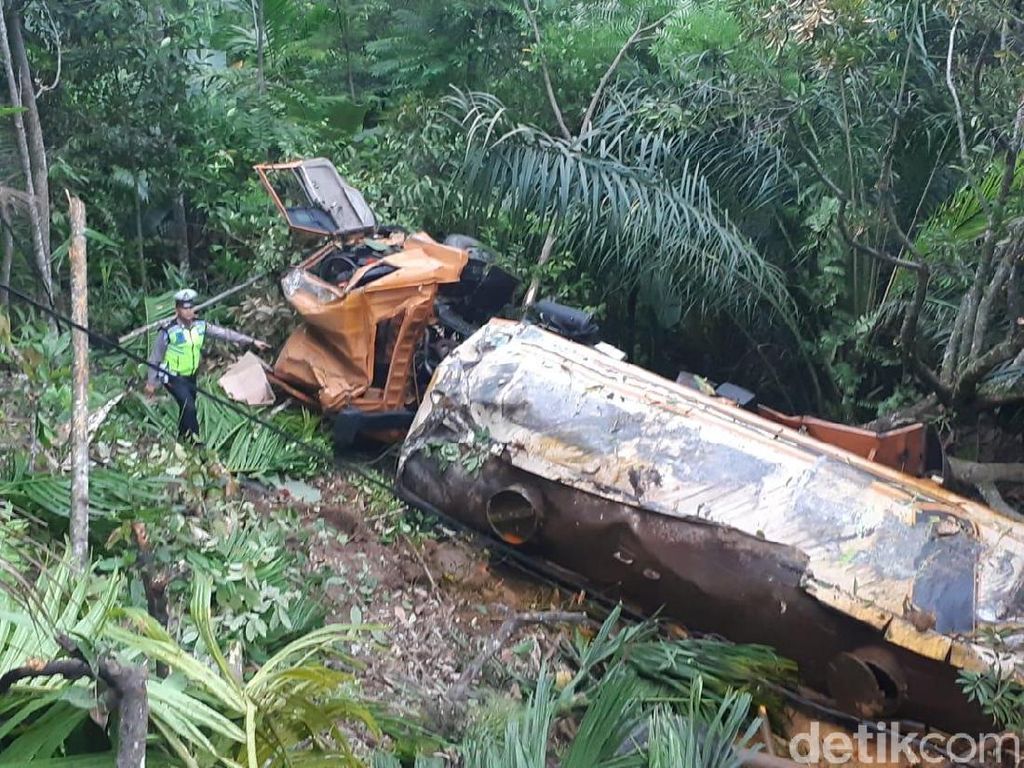 Truk Tangki Minyak Sawit Masuk Jurang di Sumbar Truk Tangki Minyak Sawit Masuk Jurang di Sumbar