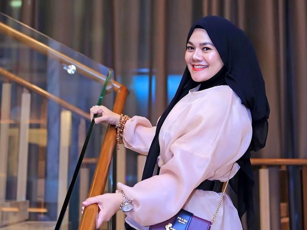 Sarita Klarifikasi Soal Kedekatan dengan Pengusaha Batik, Tak Benar Mau Nikah