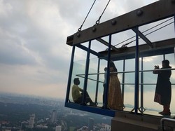 Ngeri-ngeri Seru! Berfoto di Kotak Kaca Setinggi 300 Meter