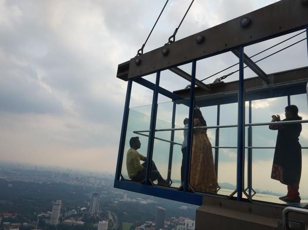 Ngeri-ngeri Seru! Berfoto di Kotak Kaca Setinggi 300 Meter Ngeri-ngeri Seru! Berfoto di Kotak Kaca Setinggi 300 Meter