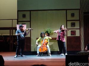 Veronica Tan Gandeng Kedua Anaknya Tampil di Operet Aku Anak Rusun 2 Veronica Tan Gandeng Kedua Anaknya Tampil di Operet Aku Anak Rusun 2