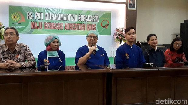 Gibran bersama tim medis melakukan konfrensi pers