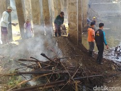BPBD dan Warga Trenggalek Bersih-bersih Timbunan Sampah di Bawah Jembatan