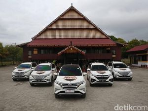Makan Malam Khas Sinonggi di Rumah Adat Mekongga di Kolaka