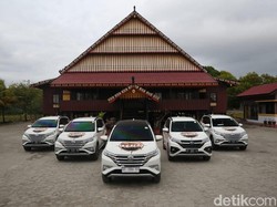 Makan Malam Khas Sinonggi di Rumah Adat Mekongga di Kolaka