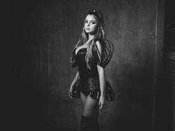 Si Seksi Demi Rose Muncul Perdana di Catwalk, Cara Jalannya Diejek