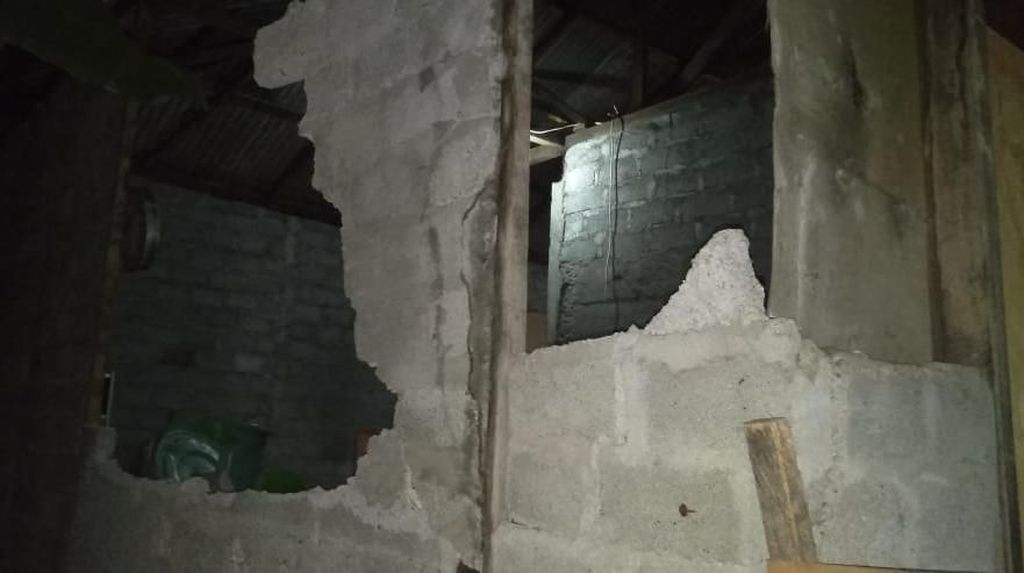 Dinding Jebol-Rumah Berantakan Akibat Gempa M 7,1 di Malut
