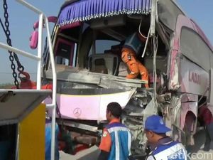 Bus yang Tabrak Truk Hingga Tewaskan 4 Orang Melaju di Atas 100 Km/Jam