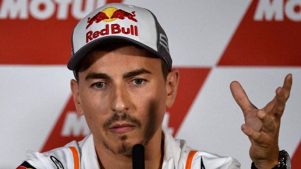 Three-time MotoGP champion and Repsol Honda MotoGP rider Jorge Lorenzo holds a press conference where he announces his retirement, ahead of the Valencia Grand Prix, at the Ricardo Tormo racetrack, in Cheste near Valencia, on November 14, 2019. (Photo by JOSE JORDAN / AFP)