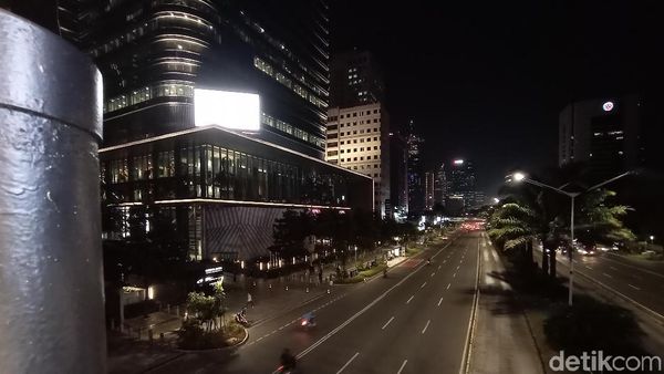 Potret JPO Tanpa Atap di Malam Hari