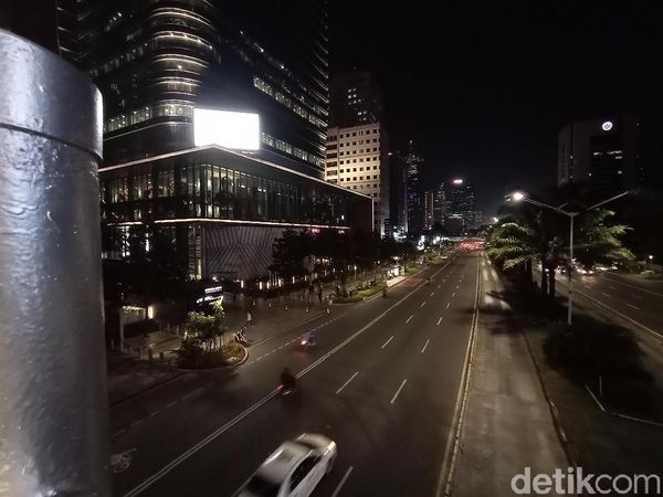 Potret JPO Tanpa Atap di Malam Hari