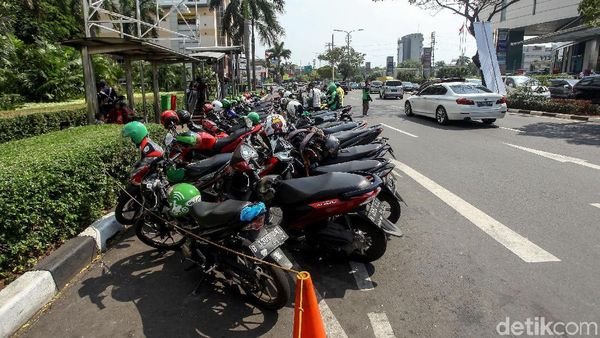 Jangan Ditiru! Motor Parkir Sembarangan di Kawasan Senayan