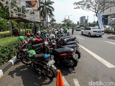 Jangan Ditiru! Motor Parkir Sembarangan di Kawasan Senayan