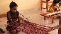 Melihat Aksi Menenun Siswa SD di Kupang