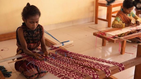 Melihat Aksi Menenun Siswa SD di Kupang