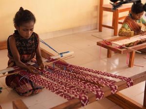 Melihat Aksi Menenun Siswa SD di Kupang Melihat Aksi Menenun Siswa SD di Kupang
