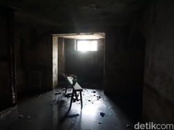 Masuk ke Bunker Peninggalan Belanda di Stasiun Tanjung Priok