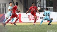 Heri Susanto berusaha melewati Birrul. Dalam pertandingan ini, Heri berhasil menyumbangkan satu gol untuk Persija di menit ke-50.