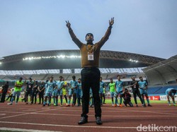 Laga Sempat Terhenti Sejam, Persela Akhirnya Tumbangkan Badak Lampung