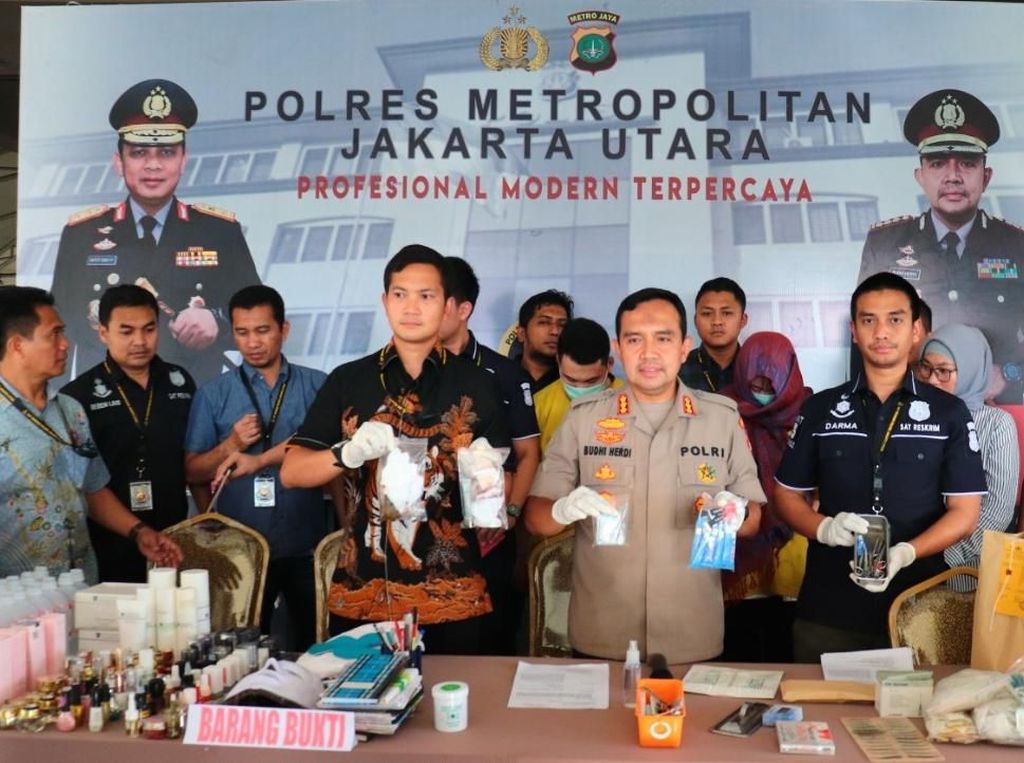 Salon Kecantikan Ilegal di PIK Pasang Harga Rp 9 juta Sekali Tindakan Salon Kecantikan Ilegal di PIK Pasang Harga Rp 9 juta Sekali Tindakan