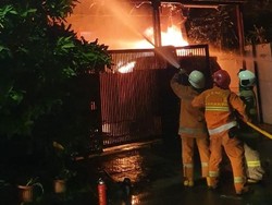 Rumah 2 Lantai di Kembangan Jakbar Terbakar, 15 Mobil Damkar Dikerahkan