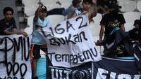 Jakmania terus memberikan dukungan kepada Marko Simic dkk.