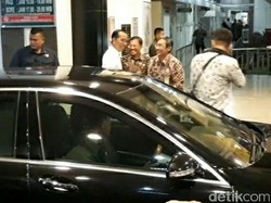 Jokowi Tengok Adik Jan Ethes di RS PKU Solo