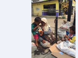 Driver Ojol Ini Belikan Minuman Untuk Pengemis di Pinggir Jalan