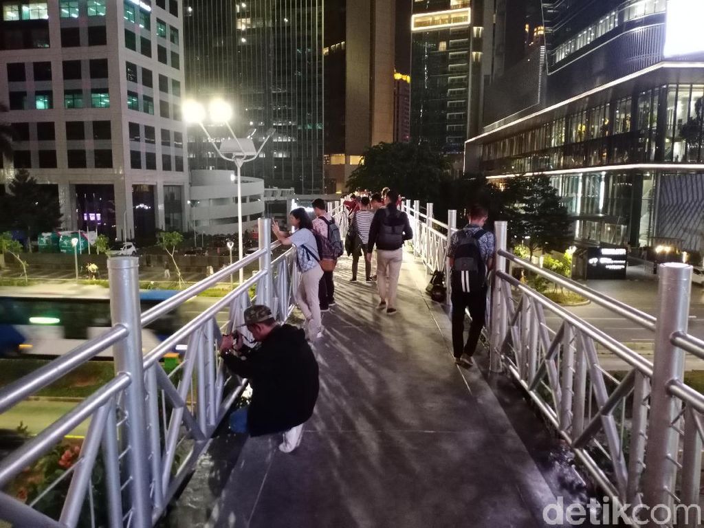 Jumat Malam, Banyak yang Foto-foto di JPO Tanpa Atap Jumat Malam, Banyak yang Foto-foto di JPO Tanpa Atap