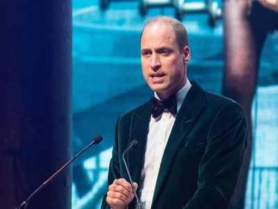 Tampil Beda, Pangeran William Stylish Pakai Jas Hijau Rp 5 Juta