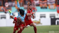 Serangan demi serangan terus dilancarkan Marko Simic dan Riko Simanjuntak.