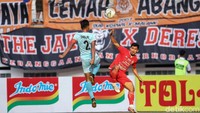 Kedua kesebelasan saling serang untuk memenangkan pertandingan.