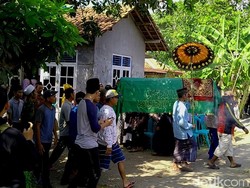 Kedatangan Jenazah Molor, Salsis Korban Laka Tol Cipali Dimakamkan