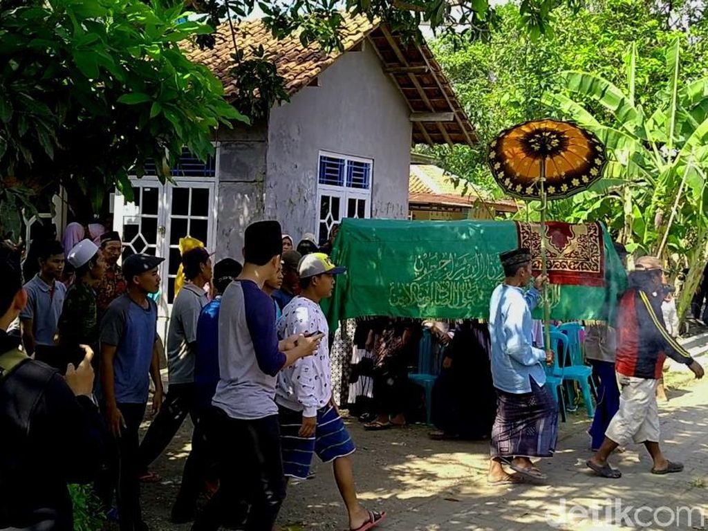 Kedatangan Jenazah Molor, Salsis Korban Laka Tol Cipali Dimakamkan Kedatangan Jenazah Molor, Salsis Korban Laka Tol Cipali Dimakamkan