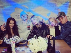 Romantis! Justin Bieber & Hailey Baldwin Kompak Ajak Orang Tua Saat Makan Burger