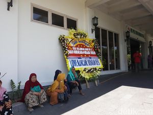 Jelang Persalinan Selvi, Relawan Gibran Kirim Karangan Bunga Jelang Persalinan Selvi, Relawan Gibran Kirim Karangan Bunga