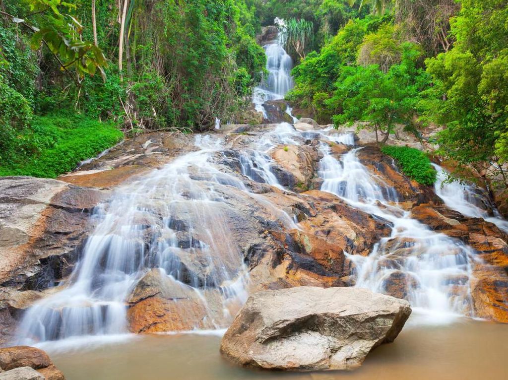 Turis Tewas Saat Selfie di Air Terjun Thailand Turis Tewas Saat Selfie di Air Terjun Thailand