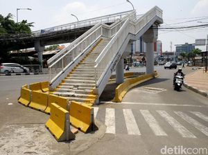 Penampakan Tangga JPO Dewi Sartika yang Ada di Tengah Jalan