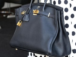 Wanita Ini Gugat Country Club karena Tas Hermes-nya Ketumpahan Wine