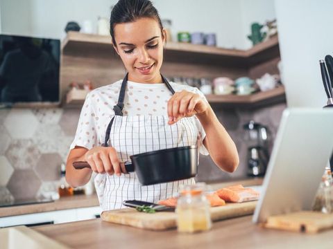 Ilustrasi memasak di dapur