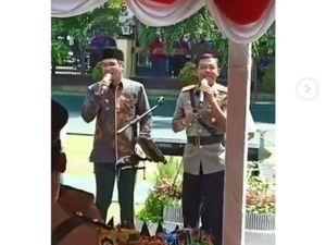 Momen Kapolri dan Pasha Ungu Duet Lagu Bongkar Iwan Fals Momen Kapolri dan Pasha Ungu Duet Lagu Bongkar Iwan Fals