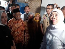 Didampingi Bupati Anna, Khofifah Beri Bantuan Warga Terdampak Angin Kencang