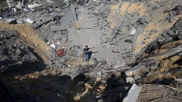 Kawah Menganga di Gaza Akibat Serangan Israel