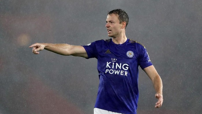 SOUTHAMPTON, ENGLAND - OCTOBER 25: Jonny Evans of Leicester City looks on during the Premier League match between Southampton FC and Leicester City at St Marys Stadium on October 25, 2019 in Southampton, United Kingdom. (Photo by Naomi Baker/Getty Images)