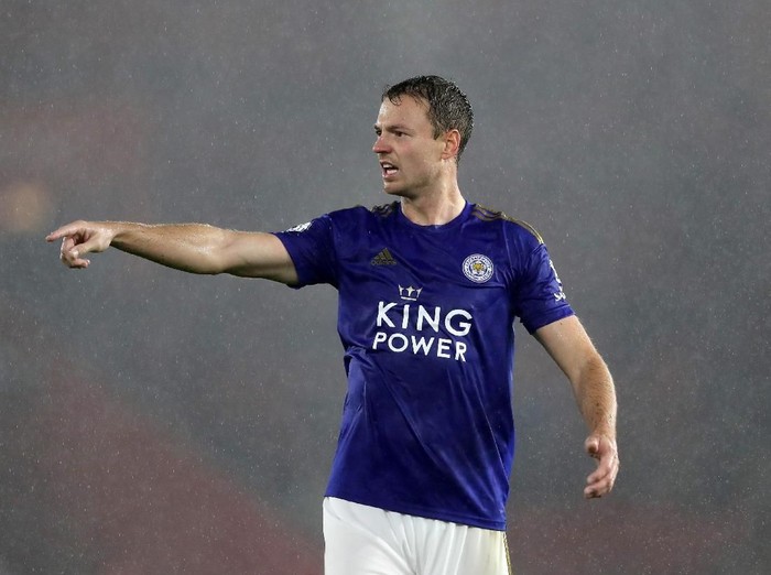 SOUTHAMPTON, ENGLAND - OCTOBER 25: Jonny Evans of Leicester City looks on during the Premier League match between Southampton FC and Leicester City at St Mary's Stadium on October 25, 2019 in Southampton, United Kingdom. (Photo by Naomi Baker/Getty Images)