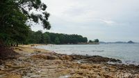 Foto Pantai di Bekas Reruntuhan Resor Mewah