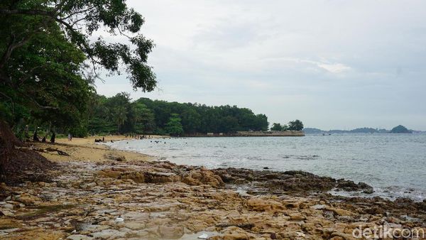 Foto Pantai di Bekas Reruntuhan Resor Mewah