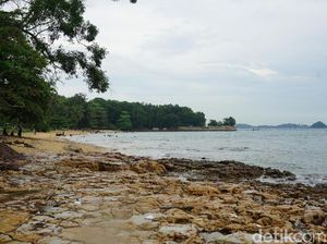 Foto Pantai di Bekas Reruntuhan Resor Mewah