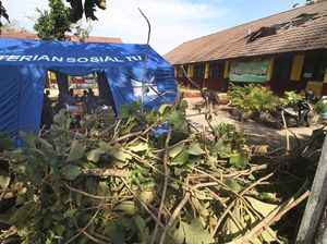 Atap Sekolah Rusak, Siswa Belajar di Tenda Darurat